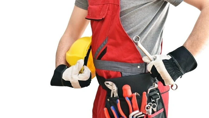 Odzież bezpieczna w wydaniu letnim - jakie ogrodniczki robocze kupić do pracy?