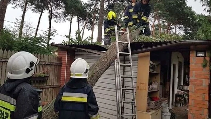 Zerwane dachy i powalone drzewa, czyli krajobraz po burzy [AKTUALIZACJA]