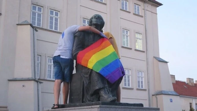 Kolorowa flaga jednak znieważa?