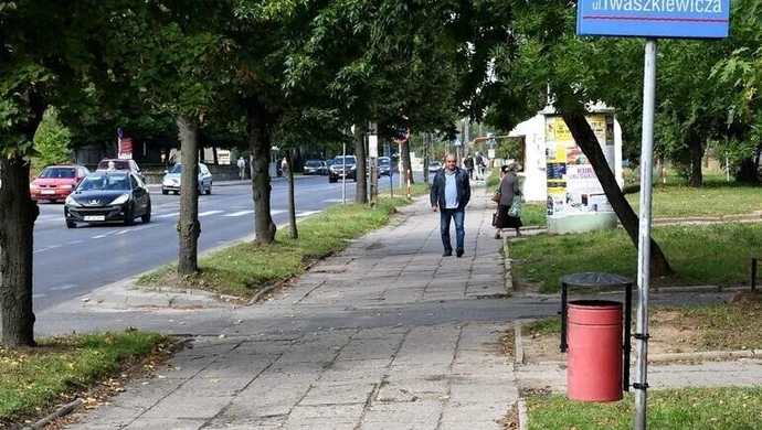 Nowa ścieżka i chodnik na Dmowskiego. Miasto ogłosiło przetarg