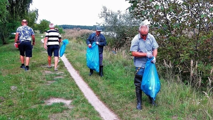 Sprzątanie jeziora zakończyli „karpikiem”