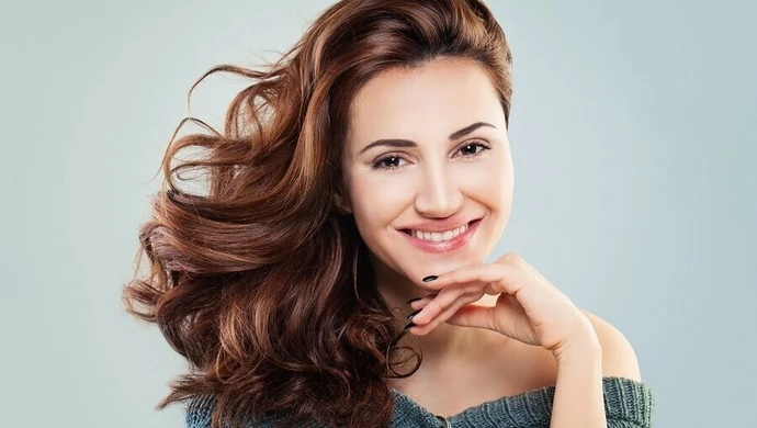 Jak odbić włosy od nasady? Zobacz sztuczki fryzjerów!