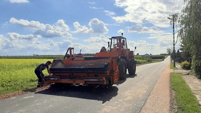 Nowy asfalt na drodze w Witowie