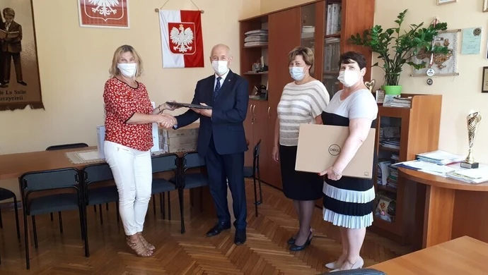 Nowy sprzęt znów trafi do szkół. „Zdalna szkoła” w gminie Moszczenica