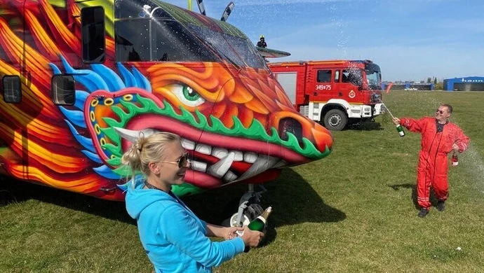 Smok nad Piotrkowem... przywitali go na lotnisku [WIDEO]