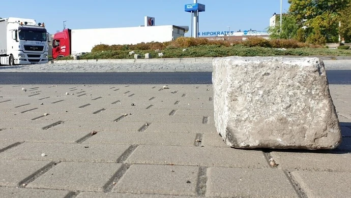 Kierowcy ciężarówek zniszczyli rondo