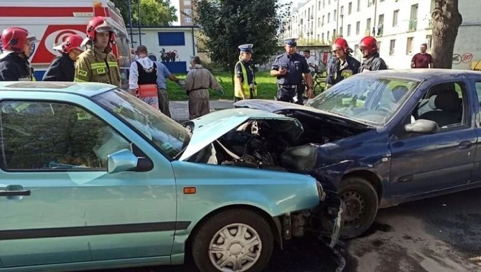 Czołowe zderzenie dwóch osobówek w Piotrkowie