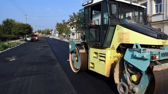 Pierwsze warstwy asfaltu na Wojska Polskiego