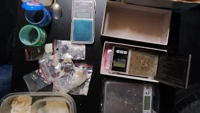 Zatrzymany w Sulejowie 31-latek miał w samochodzie kilka kilogramów narkotyków