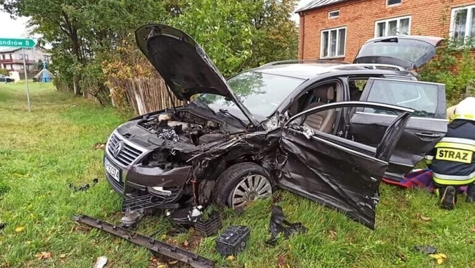 Czołowe zderzenie na drodze Sulejów - Paradyż