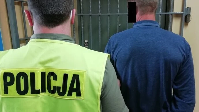Pijany z poczwórnym zakazem w rękach policjantów