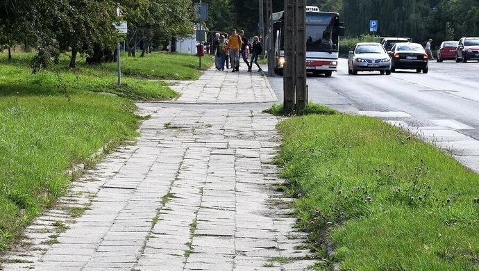 Ścieżkę rowerową na Dmowskiego wybuduje firma z Piotrkowa
