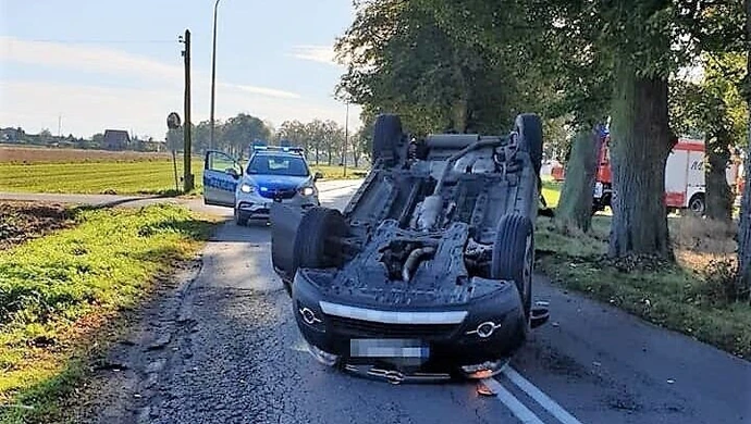 Osobówka dachowała po zderzeniu