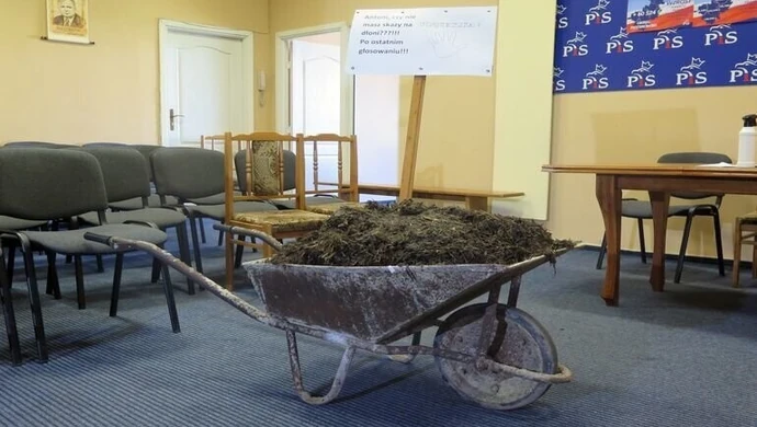 Taczka z obornikiem w biurze PiS. Protest rolników z powiatu piotrkowskiego