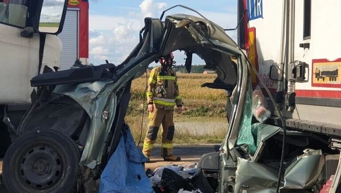 Osobówka zmiażdżona przez dwie ciężarówki. Kierowca nie żyje