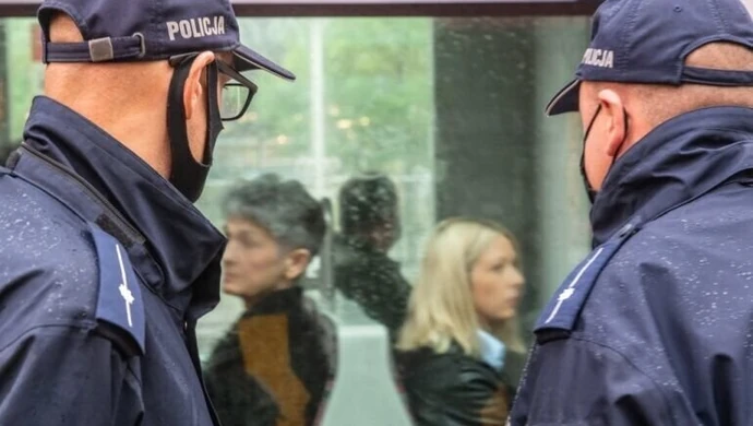 Po nowelizacji przepisów osoba bez maseczki będzie musiała okazać policjantowi zaświadczenie lekarskie