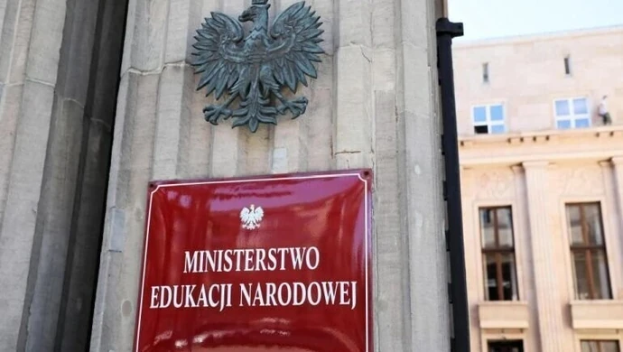 MEN: sytuacja w szkołach jest analizowana, natomiast nie są one głównym źródłem zakażeń