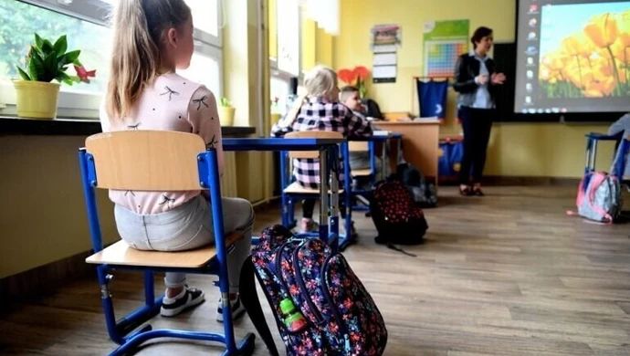 MEN: 1037 placówek oświatowych pracuje w trybie mieszanym, a 375 w trybie zdalnym