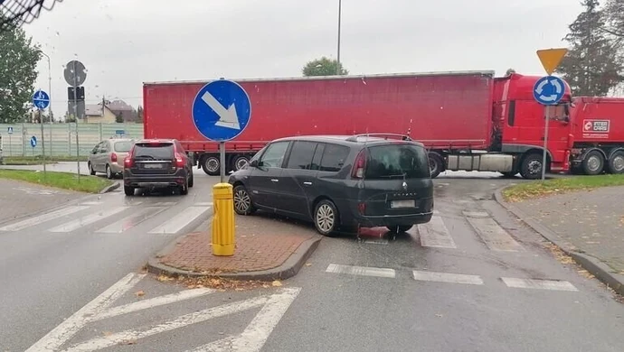 Tiry blokują rondo. Inni kombinują pod prąd