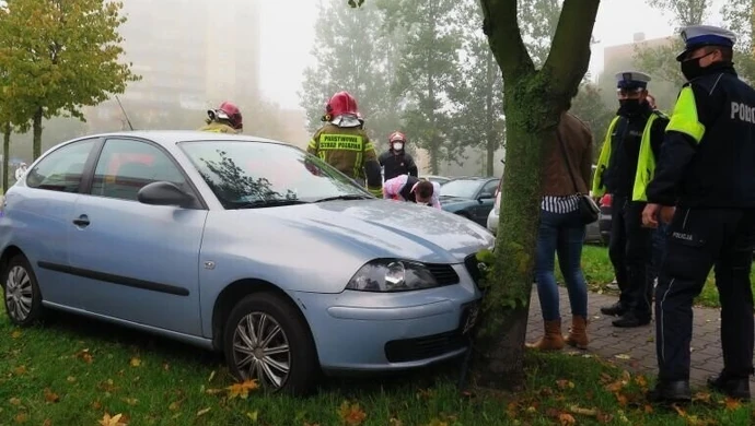 Kierowca seata uderzył w drzewo