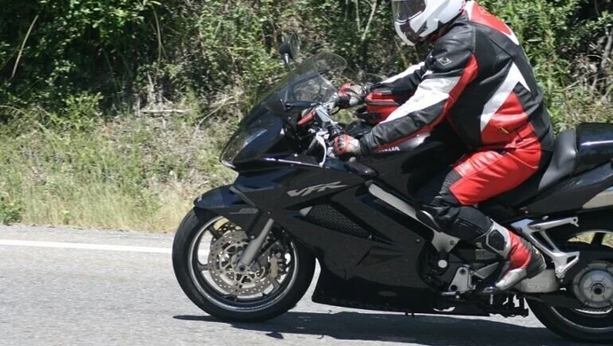 Śmiertelność motocyklistów na drodze jest prawie 6-krotnie wyższa niż wśród kierowców i pasażerów osobówek