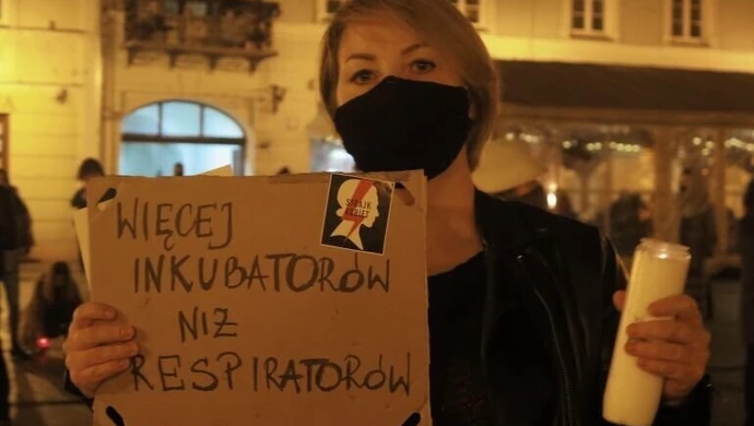 Kilkaset osób protestowało w Rynku Trybunalskim