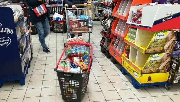 Część sieci spożywczych zmieniła czas pracy swoich sklepów