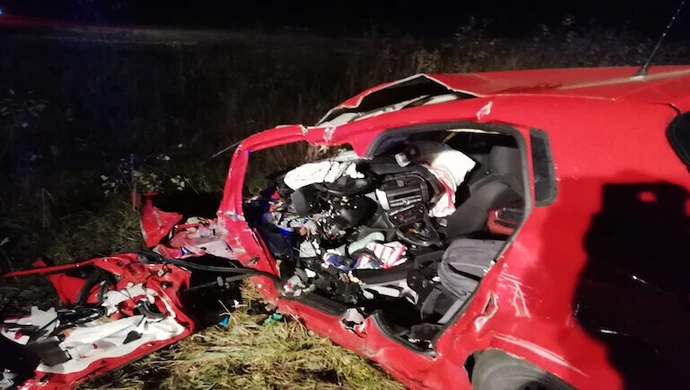 Czołowe zderzenie osobówki z ciężarówką. Kierowca fiata nie żyje