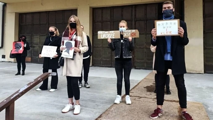 "Módlmy się o prawa kobiet". Protest przed kościołem NSJ w Piotrkowie (FILM)