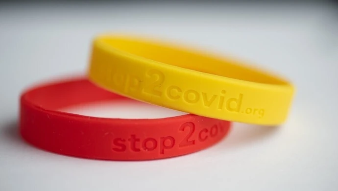 Opaska na nadgarstku jako sygnał o preferowanym dystansie społecznym w czasach pandemii