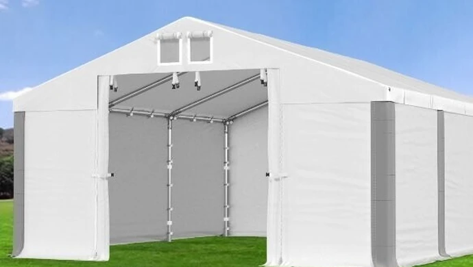 Przed Urzędem Miasta na Szkolnej stanie namiot