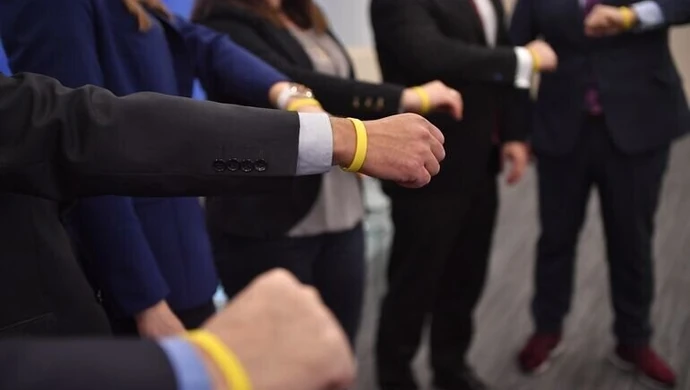 Ruszył projekt "stop2covid". Kolorowe opaski promują zachowywanie dystansu społecznego