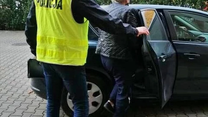 Oszustwa i podrabianie dokumentów. 87 zarzutów dla pracownicy sądu z Tomaszowa