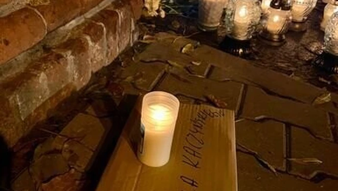 Przekaz dla rządu pod bramą piotrkowskiego cmentarza