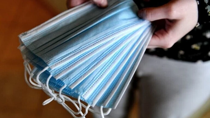 Badania: maseczki dobre, ale wentylacja lepsza w zapobieganiu zakażeniom w pomieszczeniach