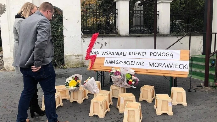 Piotrkowianie pomogli sprzedającym. Wsparcia udzieliło też starostwo