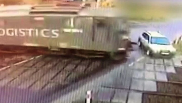 Zderzenie osobówki z pociągiem [WIDEO]