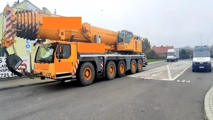 Bez zezwolenia jechał DK 74. Dźwig ważył prawie 60 ton