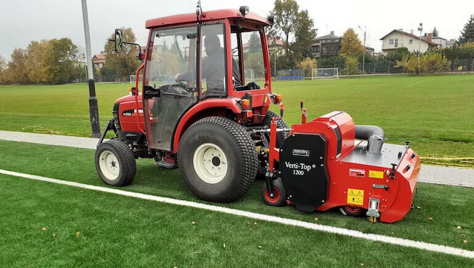 OSiR kupił maszynę do pielęgnacji sztucznej nawierzchni