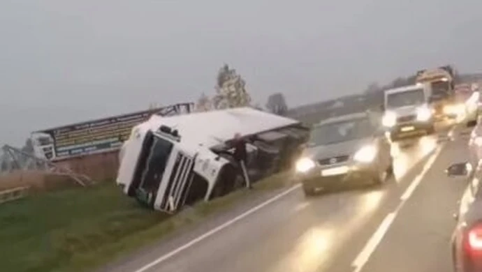 Tir w rowie, utrudnienia na DK91 [video]