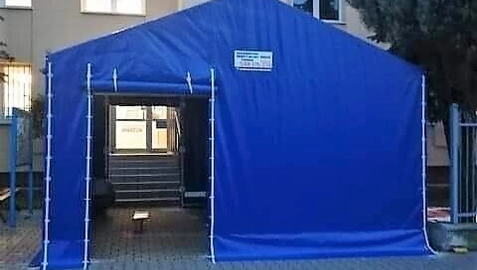 Namiot przed urzędem ochroni przed chłodem