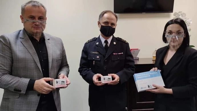 Starosta przekazał strażakom środki ochrony