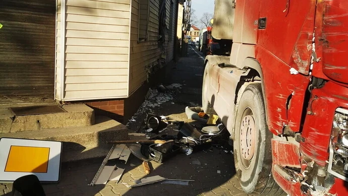 Tir wjechał w budynek mieszkalny w Srocku. Utrudnienia na DK 91