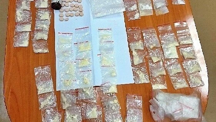 Wpadł z narkotykami kradnąc... rękawiczki