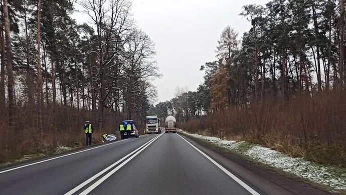 Radiowóz w rowie na DK 74