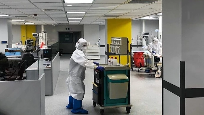 Praca personelu piotrkowskiego oddziału covidowego wymaga wielkiej ostrożności