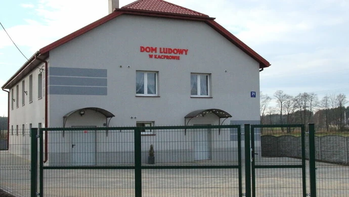 Kostka i chodnik przed Domem Ludowym w Kacprowie