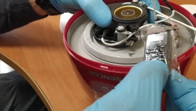 Mikrotelefon ukryty w czajniku w przesyłce dla więźnia