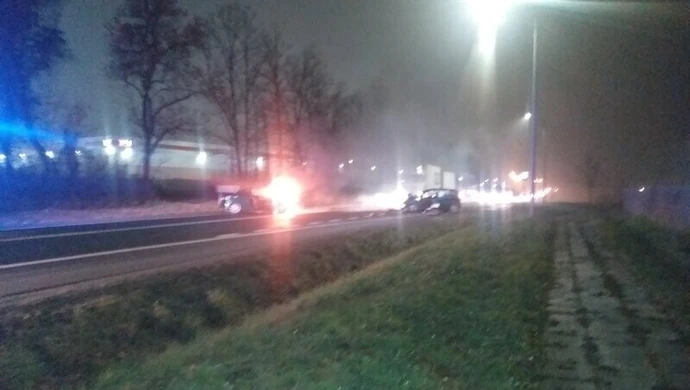 Czołowe zderzenie 2 samochodów