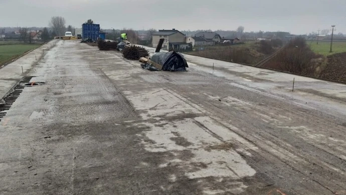 Remont wiaduktu w Siomkach. Prace na półmetku